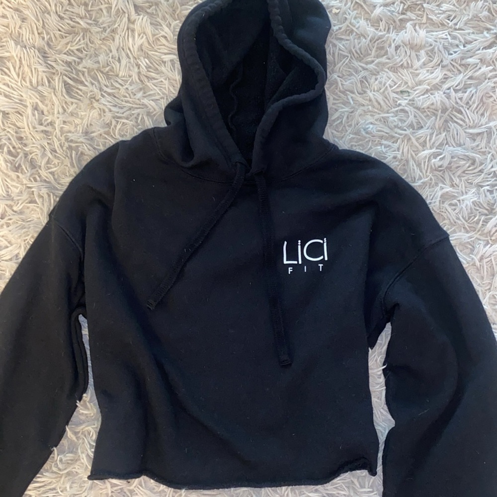 LICI FIT- BLACK CROPPED FLEECE HOODIE SIZE M
